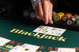 Tangkapan layar aplikasi mobile ligaciputra yang menampilkan pasar Liga 1 dan permainan live dealer